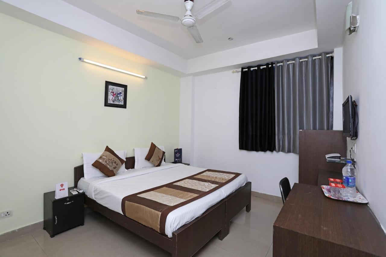 Oyo 11392 The Hotel Grand Hospitality Noida Exteriér fotografie