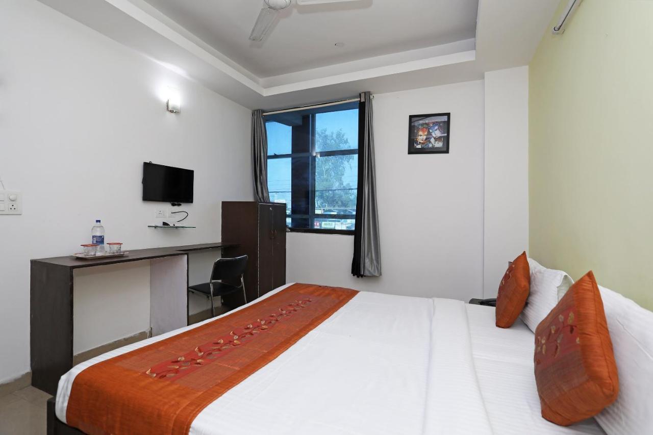 Oyo 11392 The Hotel Grand Hospitality Noida Exteriér fotografie